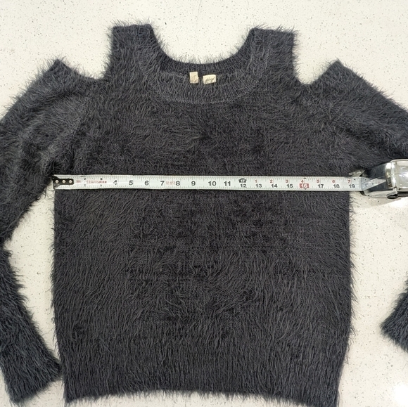 Moth by Anthropologie Bienne Gray Chenille Eyelash Fuzzy Sweater Cold Shoulder L - Picture 5 of 11